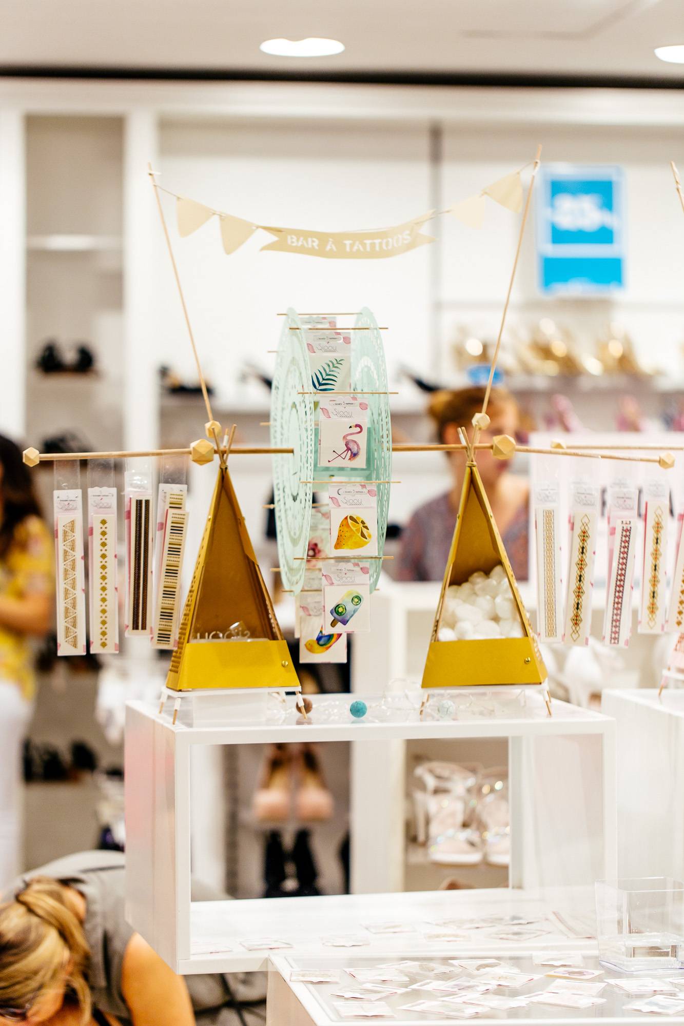 Dynamisez vos événements avec des animations éphémères et nos stands à tatouages et paillettes, sur Lille et partout en France