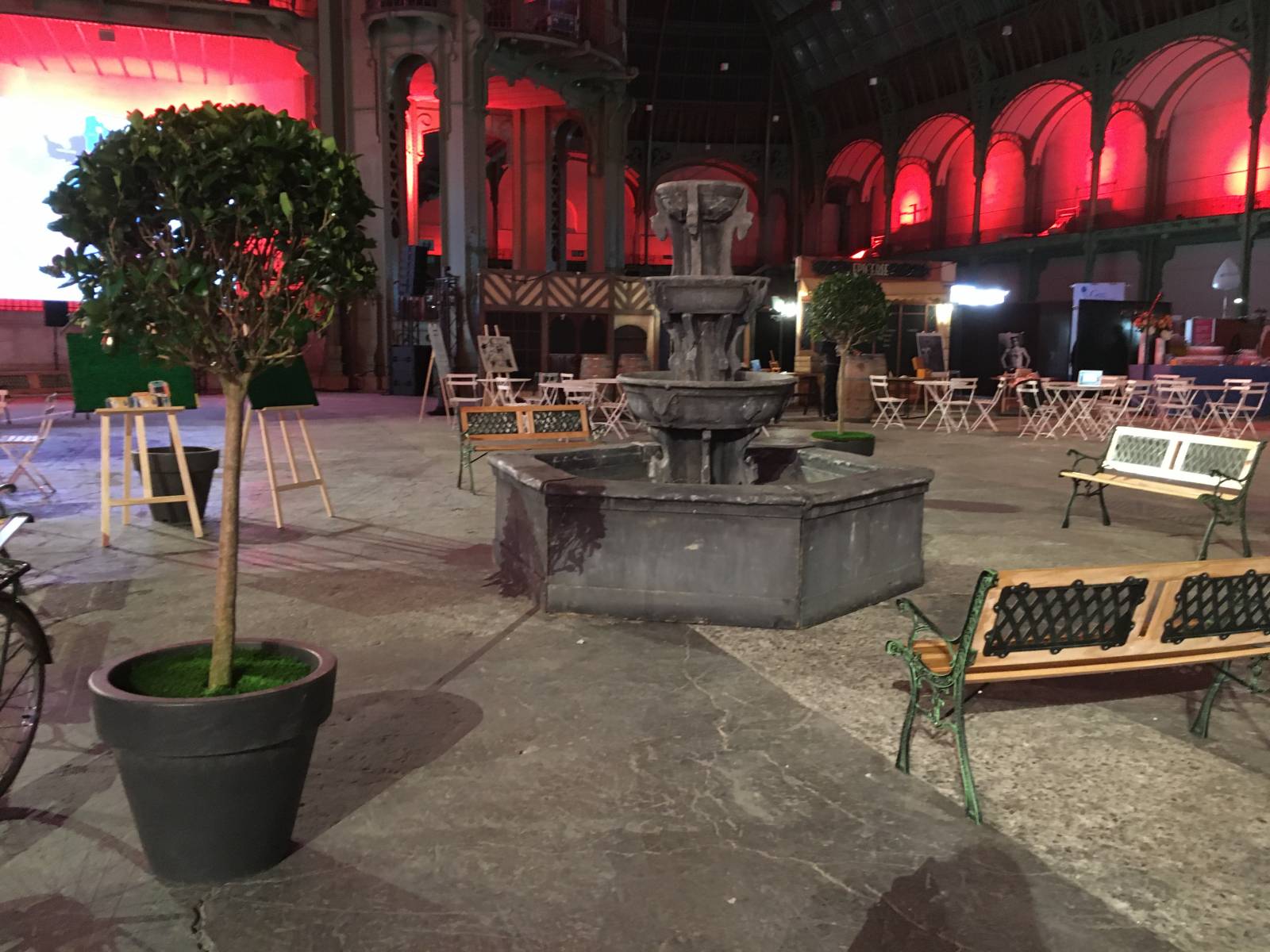 Plonger dans l'ambiance de la ville lumière avec la location de nos décors sur le thème de Paris pour un soirée chic et décontractée sur Lille et partout en France.